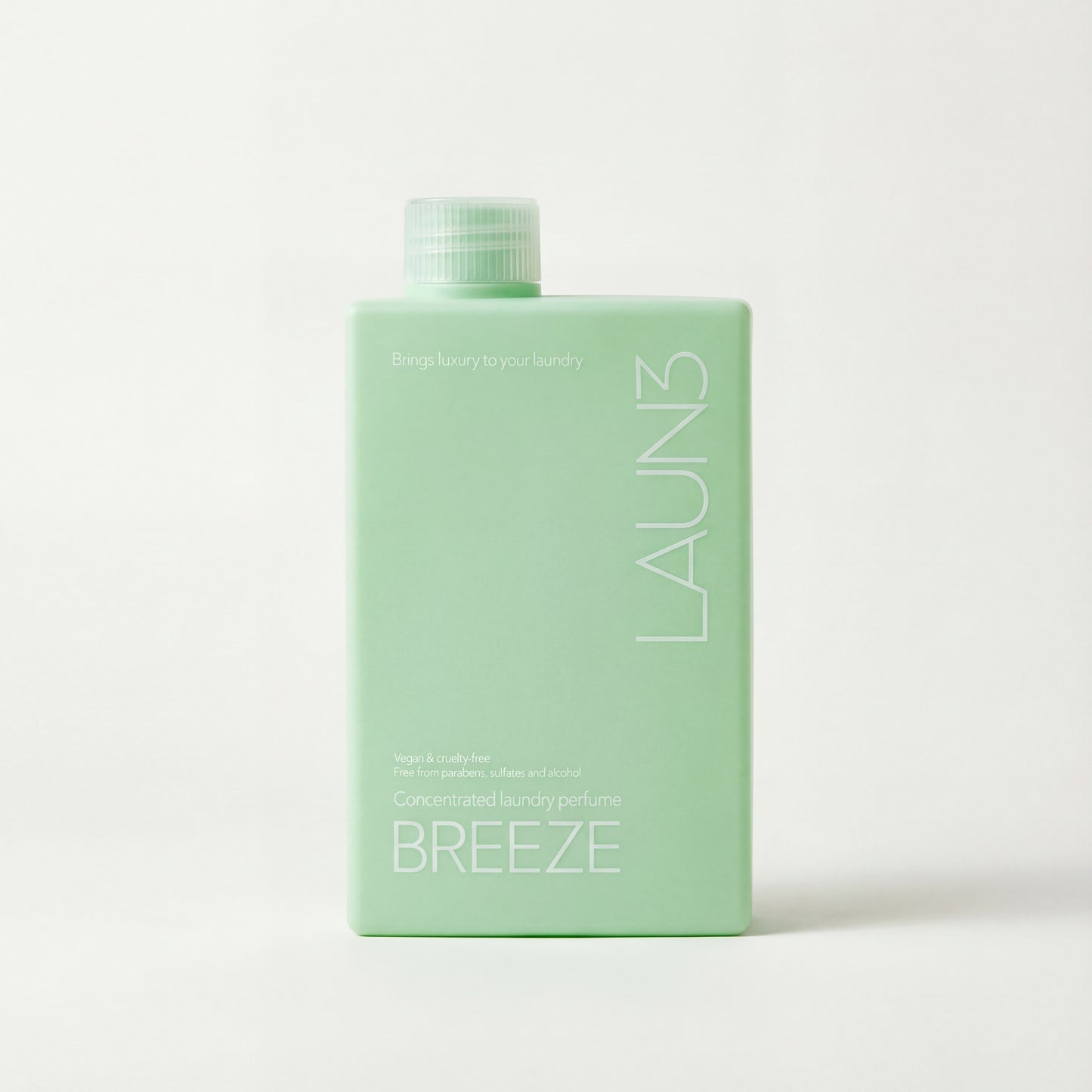 BREEZE wasparfum flacon met minimalistisch etiket lichtblauwe tint en tekst Wasparfum